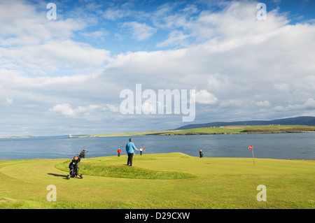 Les golfeurs sur le parcours de Golf de Stromness, Orkney Islands, en Écosse. Banque D'Images