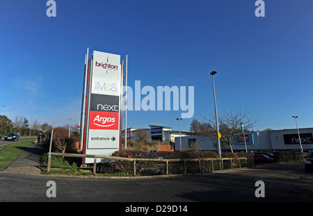 En dehors de la ville shopping parc de vente au détail, y compris les aliments simplement Marks et Spencer , Argos et suivant - Hollingbury Brighton UK Banque D'Images