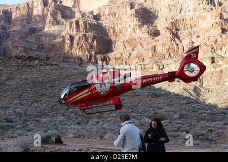 Tour d'hélicoptère au décollage après une baisse sur les passagers sur ladning pad dans le Grand canyon Arizona USA Banque D'Images