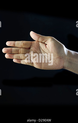 La main de cinq doigts de l'homme sur un fond noir. Le concept de communication. Banque D'Images