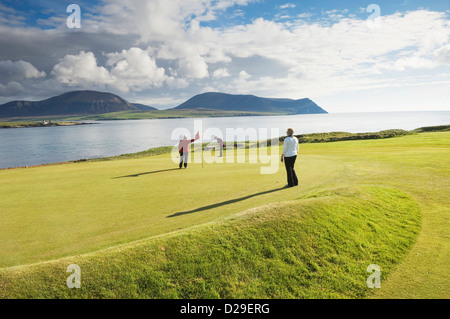 Les golfeurs sur le parcours de Golf de Stromness, Orkney Islands, en Écosse. Banque D'Images