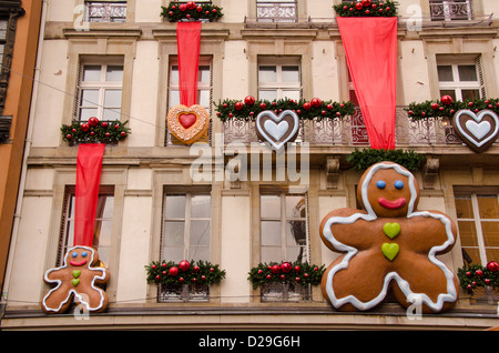 France, Alsace, Strasbourg, Grand Island (Grande Ile). Maison de décorations sur les bâtiments de la vieille ville. Banque D'Images