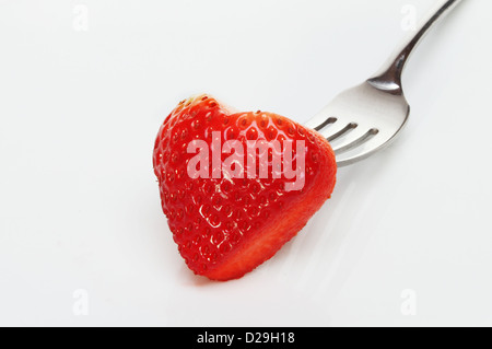 Libre d'une fraise en forme de coeur sur une fourchette Banque D'Images