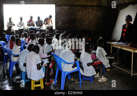 ANGOLA Kwanza Sul, les enfants à l'école dans Pambangala, les enfants apportent quotidiennement leurs propres chaises en plastique de la maison à l'école Banque D'Images