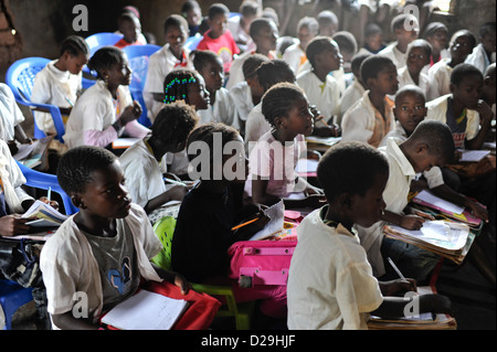 ANGOLA Kwanza Sul, les enfants à l'école dans Pambangala, les enfants apportent quotidiennement leurs propres chaises en plastique de la maison à l'école Banque D'Images