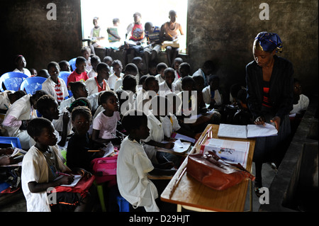 ANGOLA Kwanza Sul, les enfants à l'école dans Pambangala, les enfants apportent quotidiennement leurs propres chaises en plastique de la maison à l'école Banque D'Images