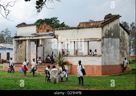 ANGOLA Kwanza Sul, des enfants en guerre civile ont détruit la construction d'écoles dans le village de Sao Pedro, en raison de la corruption il n'y a pas de fonds du gouvernement pour la reconstruction Banque D'Images