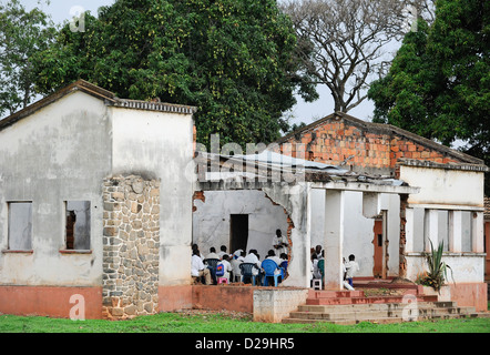 ANGOLA Kwanza Sul, des enfants en guerre civile ont détruit la construction d'écoles dans le village de Sao Pedro, en raison de la corruption il n'y a pas de fonds du gouvernement pour la reconstruction Banque D'Images