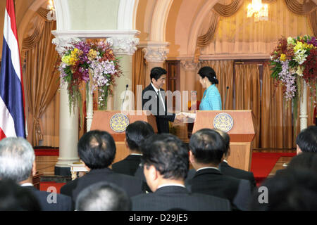 17e Janvier 2013. Bangkok, Thaïlande. Shinzo Abe, premier ministre du Japon, serre la main avec Yingluck Shinawatra, le premier ministre, lors d'une conférence de presse à l'Hôtel du Gouvernement . Abe devient le premier Premier Ministre japonais à visiter la Thaïlande en 11 ans . Le premier ministre japonais est arrivé en Thaïlande le jeudi.Il a visité l'Institut de technologie de Thai-Nichi et obtenu une audience avec Sa Majesté le Roi, à Son Altesse Royale la Princesse Galyani Vadhana Auditorium à l'hôpital Siriraj avant de s'entretenir avec Mme Yingluck à l'Hôtel du Gouvernement. Banque D'Images