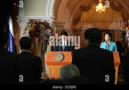 17e Janvier 2013. Bangkok, Thaïlande. Shinzo Abe, premier ministre du Japon et Yingluck Shinawatra, Premier ministre de la Thaïlande au cours d'une conférence de presse à l'Hôtel du Gouvernement. Abe devient le premier Premier Ministre japonais à visiter la Thaïlande en 11 ans . Le premier ministre japonais est arrivé en Thaïlande le jeudi.Il a visité l'Institut de technologie de Thai-Nichi et obtenu une audience avec Sa Majesté le Roi, à Son Altesse Royale la Princesse Galyani Vadhana Auditorium à l'hôpital Siriraj avant de s'entretenir avec Mme Yingluck à l'Hôtel du Gouvernement. Banque D'Images
