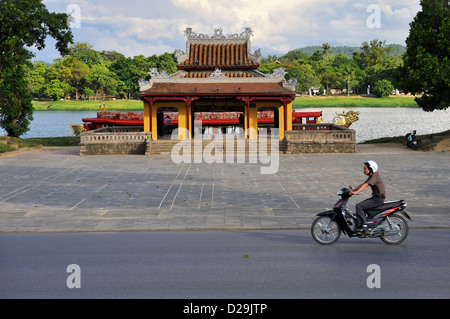 Par la rivière des Parfums, Hue, Vietnam Banque D'Images