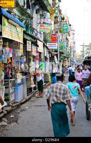 Scènes de la ville, marchés, rues,Papier,Imprimer District, appartements, bâtiments, l'architecture, les femmes moines,Yangon, Myanmar Birmanie Rangoon,, Banque D'Images