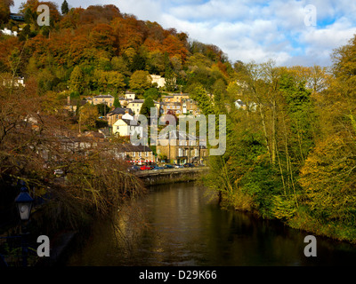 Derwent circulant dans Matlock Bath un village dans le Derbyshire Peak District England UK vu ici en automne couleur Banque D'Images
