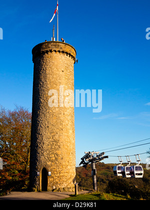 Perspective Tower et téléphériques sur les hauteurs d'Abraham à Matlock Bath un village dans le Peak District Derbyshire Dales UK Banque D'Images