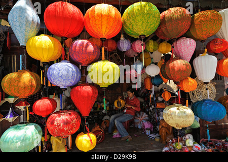 Lanternes suspendues dans boutique, Hoi An, Vietnam Banque D'Images