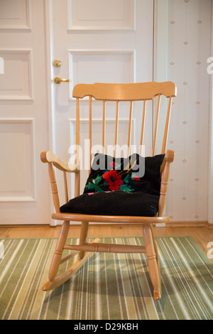 Un warmished tourné rocking chair à cette chambre confortable Banque D'Images