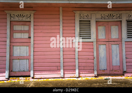 Maisons rose en Otra Banda ville, province de La Altagracia, République Dominicaine Banque D'Images