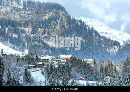 Magnifique village de montagne alpes hiver près de waterfall Krimml (Autriche, Tyrol). Banque D'Images