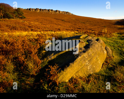 Stanage Edge un escarpement de pierre meulière populaire auprès des alpinistes près de Hathersage Parc national de Peak District Derbyshire, Angleterre, Royaume-Uni Banque D'Images