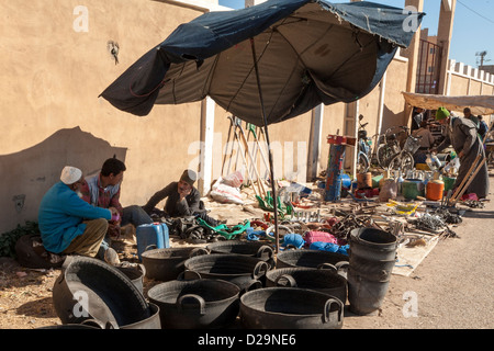 Paniers de pneus recyclés, marché du dimanche, Berber Village, Taroudant, Maroc Banque D'Images