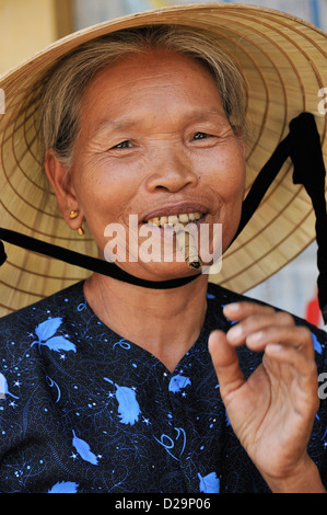 Femme plus fumer un cigare dans Nam Dong, Vietnam Banque D'Images