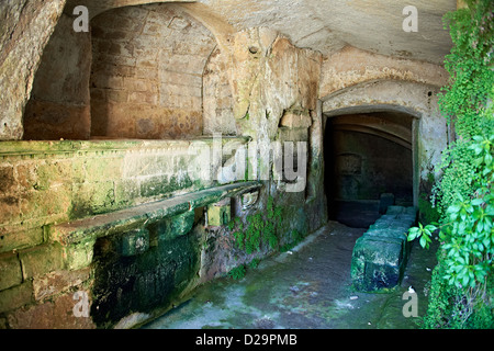 L'intérieur d'un ancien habitat troglodytique, connu comme un " Sassi " , à Matera, Italie. Site du patrimoine mondial de l'UNESCO. Banque D'Images