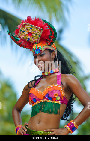 Danseuse en costume traditionnel lors d'un show à Punta Cana, République dominicaine, Caraïbes Banque D'Images