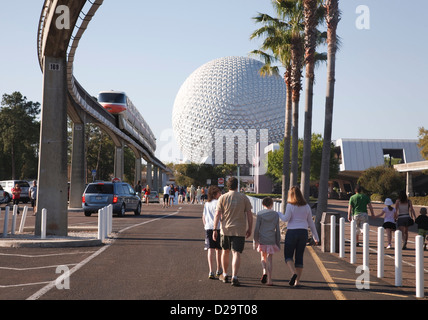 Les visiteurs arrivent en voiture, à pied et en monorail au centre Epcot à Disney World, en Floride Banque D'Images