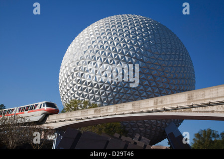 Monorail et de Spaceship Earth, le globe au Disney's Epcot Center à Orlando, Floride Banque D'Images