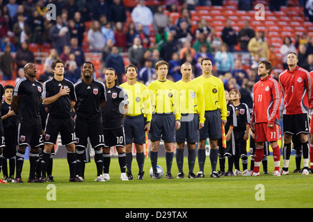 Le corps d'arbitrage et les joueurs de DC United et Toronto s'alignent pour l'hymne national avant un match de football. Banque D'Images