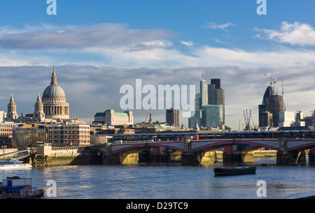 Skyline, London, England, UK - voir vers St Paul's et la ville de Londres Banque D'Images