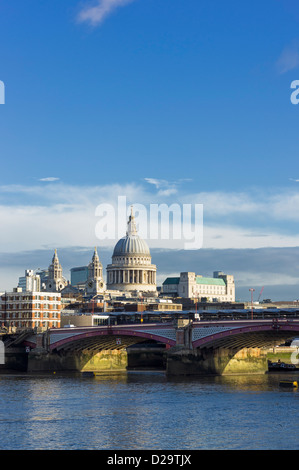 Tamise avec pont Blackfriars et cathédrale St Pauls, Londres, Royaume-Uni Banque D'Images