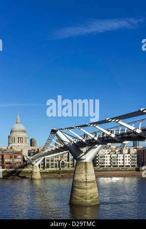 Londres, Angleterre, Royaume-Uni, Millennium Bridge avec la cathédrale St Pauls Banque D'Images