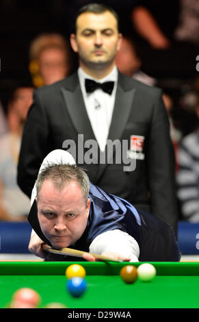 17.01.2013 Londres, Angleterre. John Higgins en action contre Shaun Murphy pendant les Masters de Snooker Alexandra Palace. Banque D'Images