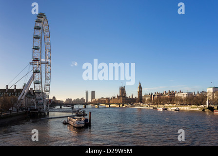 London Eye, la Tamise et Chambres du Parlement de Hungerford Bridge, London, England, UK tôt le matin Banque D'Images