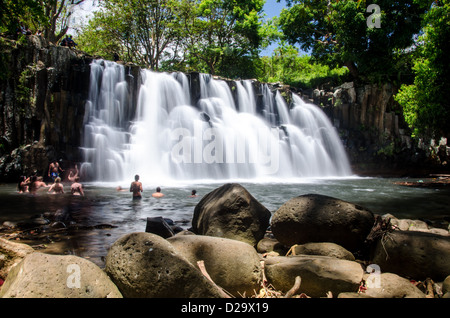 Chutes de Rochester avec personnes swiming Banque D'Images