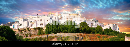 La ville médiévale fortifiée de murs blancs de la colline d'Ostuni, la Ville Blanche, Pouilles, Italie. Banque D'Images