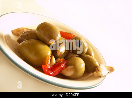 Olives vertes farcies à l'ail mariné aux épices et huile d'olive Banque D'Images