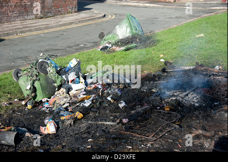 Wheelie Bin débris d'Incendie Incendie criminel Banque D'Images