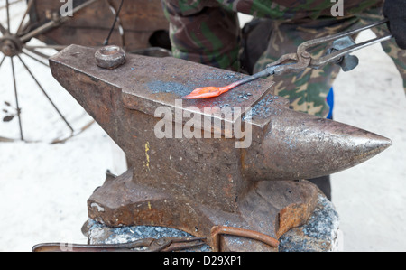 Blacksmith le travail des métaux avec marteau et enclume Banque D'Images
