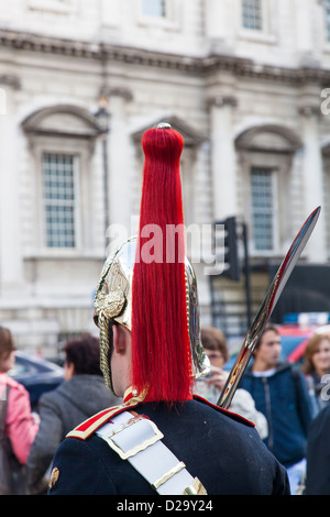 Close-up de l'arrière du casque et plume d'un soldat de l' 'Blues et Royal Household Cavalry comme il monte la garde. Banque D'Images