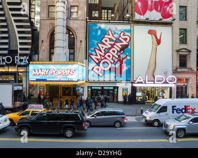 Trafic, Mary Poppins Theatre Marquee, New Amsterdam Theatre, Times Square, 42e Rue, New York Banque D'Images