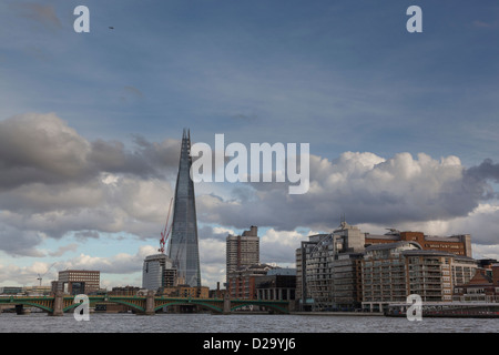 Vue sur le gratte-ciel d'échardes et les bâtiments voisins le long de la rivière Thames, vue de l'autre côté de la rivière. Banque D'Images