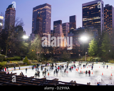 La patinoire Wollman Rink de Central Park avec Manhattan en arrière-plan, NYC Banque D'Images