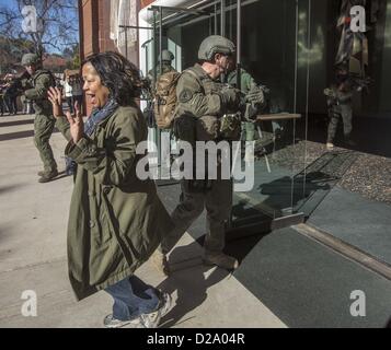 18 janvier 2013 - Los Angeles, Californie (CA, USA - Los Angeles County Sheriff's membres SWAT évacuer la population lors d'un exercice d'entraînement avec le Los Angeles County Fire Department et Claremont Police Department, en préparation d'une fusillade au Scripps College à Claremont, Californie le 17 janvier 2013. (Crédit Image : © Chiu/ZUMAPRESS.com) Ringo Banque D'Images