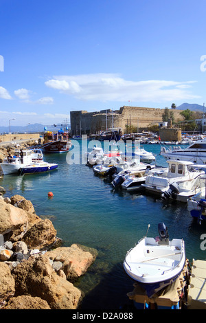 Château de Kyrenia sur une journée ensoleillée avec Harbour dans l'arrière-plan. Banque D'Images