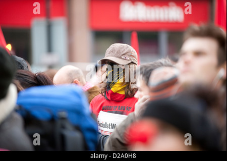 Manifestant masqué avec journal Socialist Worker Banque D'Images
