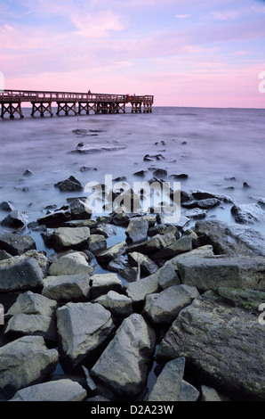 Coucher du soleil sur le quai à Downs Memorial Park dans le Maryland, USA, donnant sur la baie de Chesapeake Banque D'Images