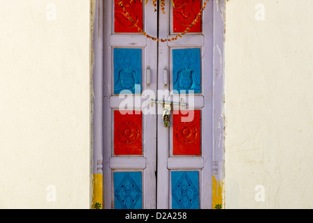 Ancienne maison de village indien portes avant. L'Andhra Pradesh. L'Inde Banque D'Images