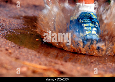 Woman's Foot avec doublure Gore-Tex Chaussure de course Trail Running  Through flaque de boue Photo Stock - Alamy